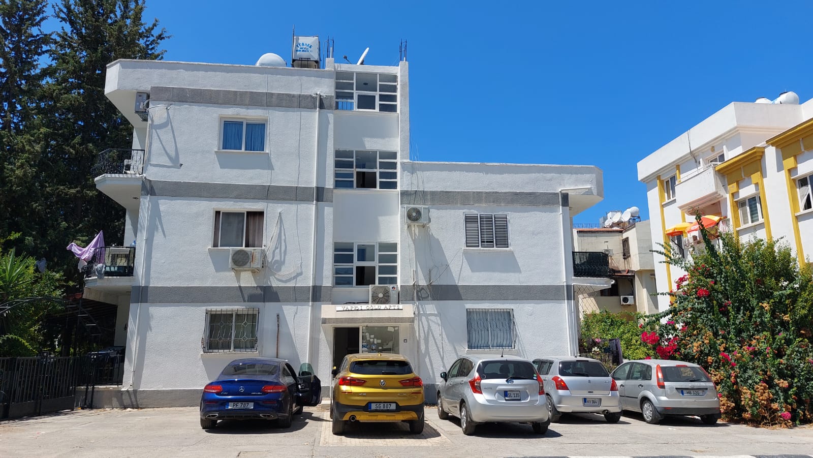 Girne merkezde satılık 3 yatak odalı dağ manzaralı penthouse daire #A-KY-6